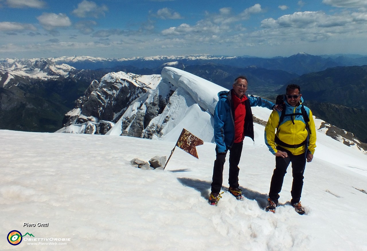 57 Arera, cima est,con enorme cornice....JPG